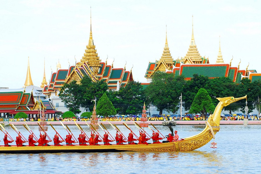 Royal-Barge-Suphannahongsewat-phra-kaewbangkok-Thailand_87857170_900x600
