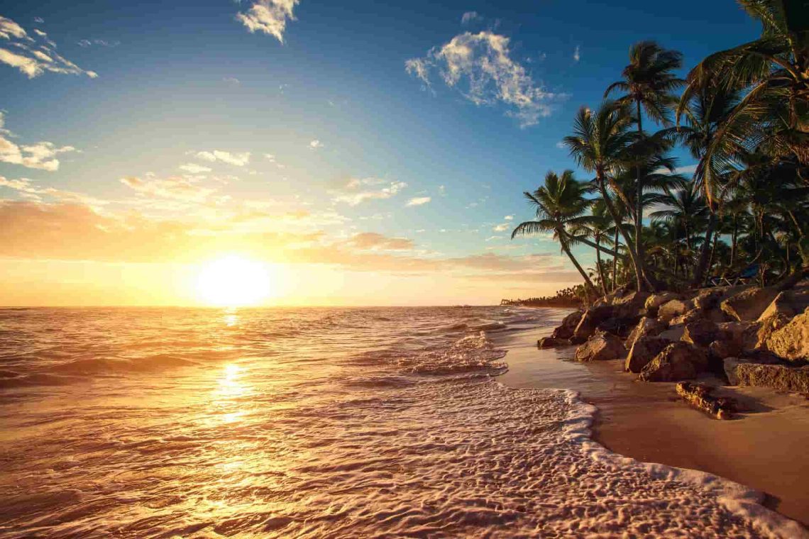 puesta de sol en una playa