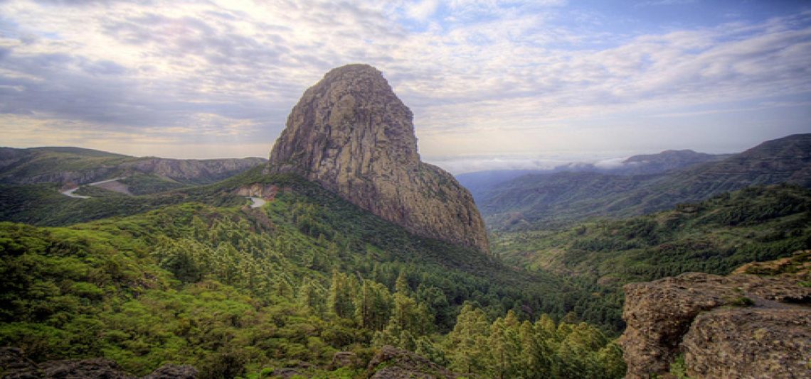 Paisaje verde de montaña con vegetación